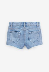 Denim kratke hlače v svetlo modri barvi z raztrganim robom. Imajo dve zadnji žep in zankice za pas, kar prikazuje klasičen kroj in sproščen dizajn.