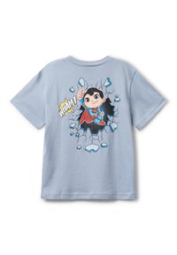 Błękitny t-shirt z rysunkowym superbohaterem przełamującym ścianę oraz słowem "WHAM!" w stylu komiksowym.