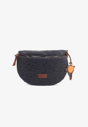 Rund, mørkegrå taske lavet af fluffy stof med lynlås og brune læderdetaljer, herunder et dekorativt mærke og et logo patch.