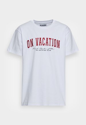 Valkoinen lyhythihainen t-paita, jossa on punainen teksti "LOMALLA" ja pienempi musta teksti "Ylpeä rentoutumisklubin jäsen" edessä.