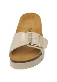 Sandale à glisser pour femmes en matériau verni beige ; semelle en liège contournée ; boucle métallique réglable ; semelle intérieure en suède texturé ; semelle plate.