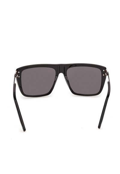 Gafas de sol rectangulares negras con lentes oscuras y acabado brillante, mostradas desde el frente con las varillas ligeramente inclinadas.