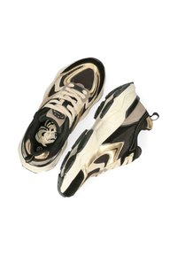 Sneaker sportive nere e oro con pannelli in rete e texture, suole spesse, materiali a contrasto e design con lacci.