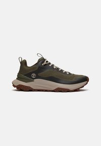 Heren buiten sneakers met een donkergroen en zwart mesh bovenwerk, beige rubberen zool en een gestructureerde afwerking. Beschikt over vetersluiting en merkdetails.