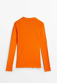 Langärmliges, enganliegendes Oberteil in leuchtendem Orange, mit rundem Ausschnitt und gewelltem Saum. Das Material wirkt glatt und dehnbar.