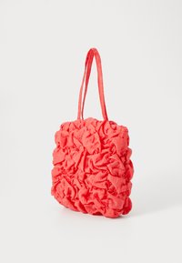 Borsa tote in tessuto corallo con texture a ruffled, forma quadrata e due spallacci coordinati. Nessun hardware visibile o motivi.