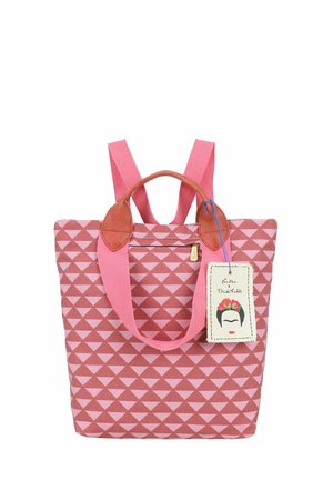 Borsa tote con motivo geometrico rosa e marrone, con doppi manici rosa e una targhetta di Frida Kahlo attaccata a un manico.