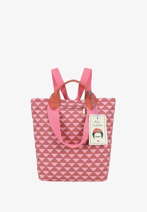 Borsa tote con motivo geometrico rosa e marrone, con doppi manici rosa e una targhetta di Frida Kahlo attaccata a un manico.