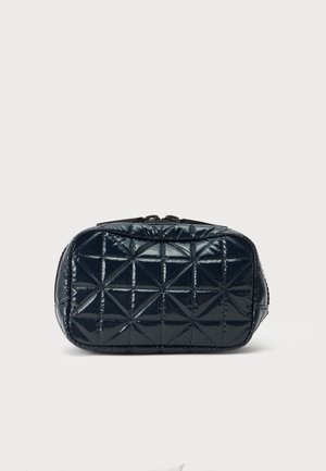 Petit étui rectangulaire noir matelassé brillant avec des coutures diagonales et verticales sur une surface lisse, présenté sur un fond clair uni.