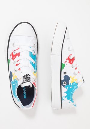 Paire de baskets en toile blanche avec des motifs de taches de peinture colorées et des lacets blancs, vues de dessus et de côté sur fond blanc.