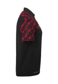 Polo à manches courtes ; corps noir avec un motif géométrique rouge sur les manches ; fabriqué en tissu respirant ; détail du col visible.