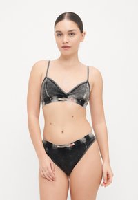 Braletka v černém denimu a odpovídající bikiny s trojúhelníkovými košíčky, nastavitelnými ramínky a detailem s nápisem v kontrastních barvách.