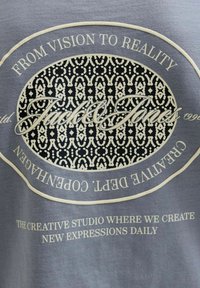Logo Jack & Jones avec un ovale à motifs, « From Vision to Reality », « Creative Dept. Copenhague » et « Le studio créatif où nous créons de nouvelles expressions au quotidien. »