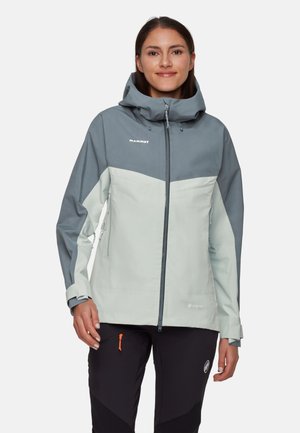 Hellgraue und schieferblaue wasserdichte Jacke mit Kapuze, ausgestattet mit Reißverschlusstaschen und verstellbaren Bündchen. Hergestellt aus GORE-TEX-Material.