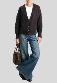 Cardigan lavorato a maglia grigio scuro con vestibilità over, scollo a V profondo e cinque bottoni frontali, abbinato a jeans blu svasati e una borsa marrone.