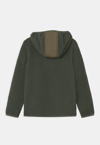 Chaqueta de forro polar verde oscuro con mangas largas y capucha, que presenta un panel texturizado de tela contrastante en el centro de la espalda.