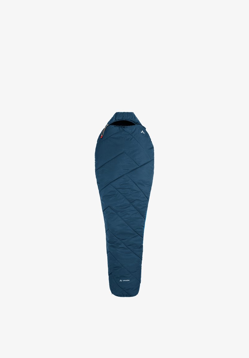 Blauer schlafsack in Mumienform mit Kapuze und diagonal gesteppten Nähten, mit der Marke "Vaude" nahe dem Fußende.