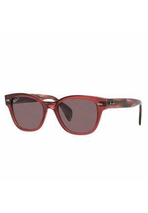 Occhiali da sole rossi trasparenti a forma di occhio di gatto, con lenti colorate e dettagli decorati sugli steli. Logo Ray-Ban sul lato.