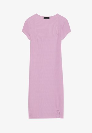 Vestido corto de color púrpura claro, con mangas cortas, escote cuadrado, textura acanalada y un pequeño detalle de abertura en el bajo. Tejido suave y transpirable.