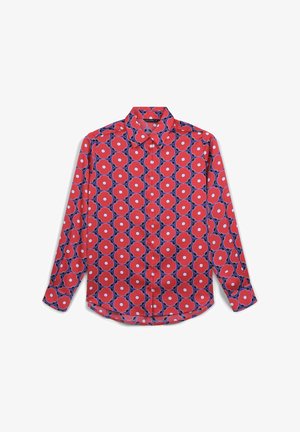 Rotes Hemd mit einem Blumenmuster, das große weiße Blumen und blaue Akzente zeigt. Hergestellt aus glattem Stoff, mit langen Ärmeln und einem Button-Down-Kragen.