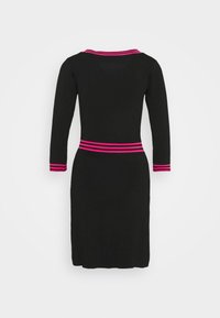 Robe noire longueur genou avec manches longues, ornée de rayures rose vif sur les poignets, la taille et le décolleté.