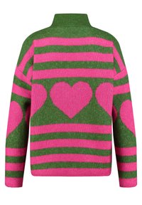 Grün- und rosa gestreifter Pullover mit großen rosa Herzmustern auf dem Rücken und den Ärmeln, ausgestattet mit einem hohen Rippkragen.