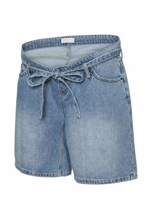 Bermuda in denim azzurro chiaro, con cintura annodata sul davanti, cinque tasche e una texture leggermente strappata all'orlo.