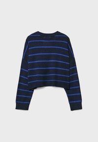 Maglione corto blu navy con strisce orizzontali blu, tessuto lavorato a maglia e scollo rotondo. Caratterizzato da spalle scese e polsini a coste.