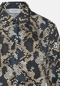 Hemd mit einem schwarz-beige-blauen Schlangenprint-Muster, ausgestattet mit einem Kragen, langen Ärmeln und einer glatten Stoffoberfläche.