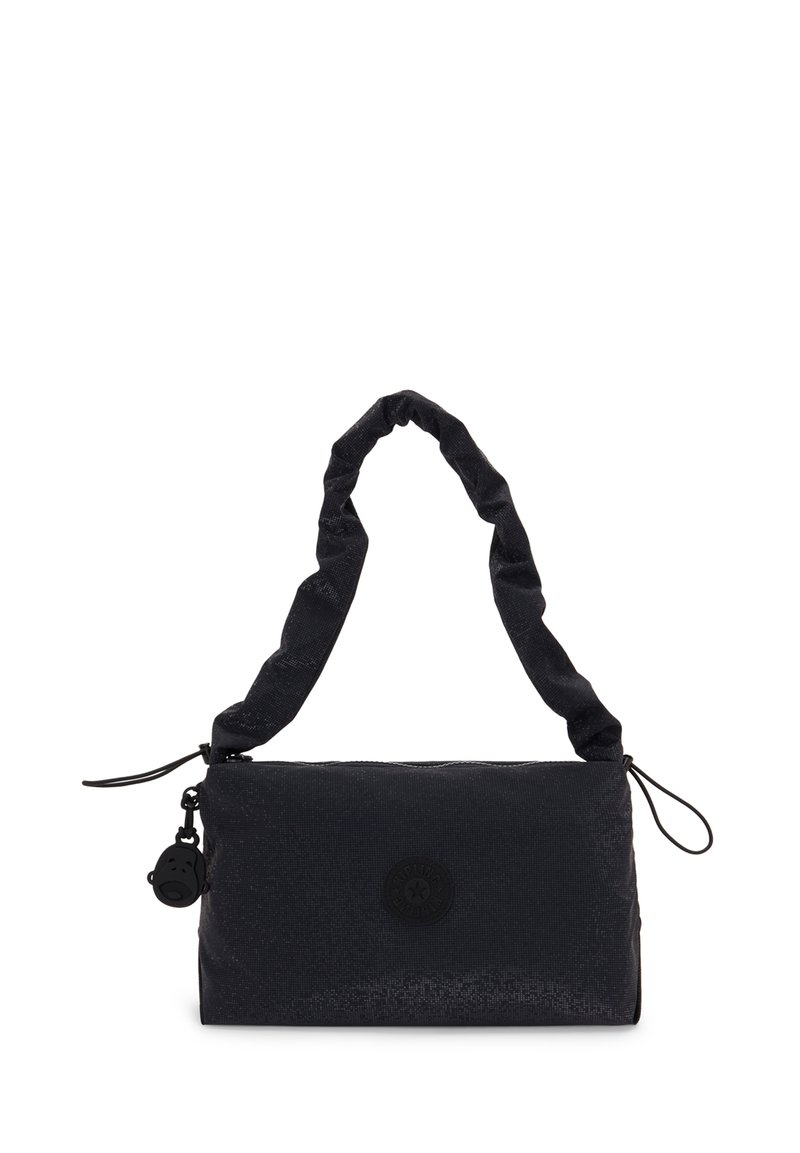 Sac à main noir en matériau texturé, avec une poignée froncée, une fermeture zippée et un accent logo sur le devant. Charme décoratif attaché.