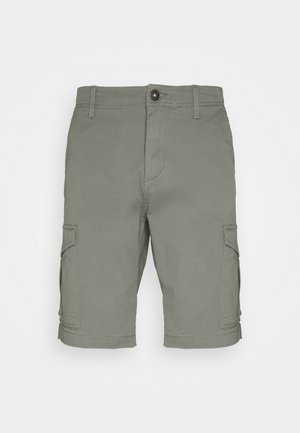 Shorts cargo vert olive en tissu mélangé coton, avec deux poches latérales, une fermeture à bouton et des passants de ceinture. Texture douce.