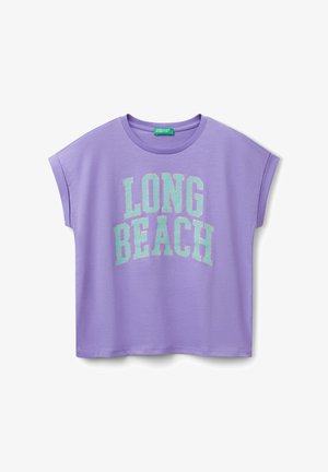 T-shirt viola con maniche corte, con la scritta "LONG BEACH" in bold mint green sul davanti e un colletto rotondo. Tessuto morbido.