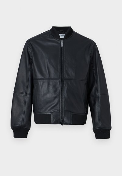 Μαύρο δερμάτινο μπουφάν τύπου bomber με εμπρόσθιο φερμουάρ, ριμπ γιακά, μανσέτες και τελείωμα, εμφανίζεται σε απλό λευκό φόντο.
