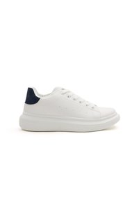 Zapatilla blanca de cuero con detalle azul marino en el talón, punta redonda, cierre de cordones, suela de plataforma y pequeños orificios para ventilación.