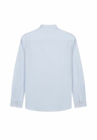 Camisa de manga larga azul claro con rayas verticales, tela suave, puños abotonados y diseño de cuello clásico. La vista trasera muestra un dobladillo curvado.