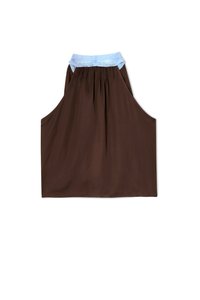 Top marrone senza maniche con un colletto in pizzo azzurro chiaro. Il tessuto è morbido e il design presenta materiale sciolto e arruffato per una vestibilità rilassata.