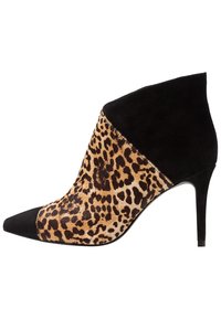 Bota de tobillo con estampado de leopardo y acentos de ante negro, puntera afilada, tacón de aguja de 10 cm y acabado suave en la sección de estampado animal.