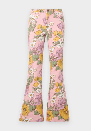 Pantalon évasé rose avec un motif floral multicolore comprenant des fleurs et des feuilles jaunes, blanches, vertes et violettes.