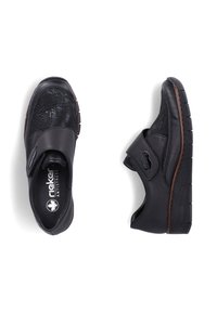 Chaussures slip-on noires avec avant texturé, brides ajustables et semelles épaisses en caoutchouc, vues de dessus et de côté sur fond blanc.