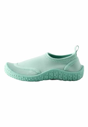Weicher türkisfarbener Slip-on-Wasserschuh mit strukturiertem Gummisohlenprofil und Zuglasche an der Ferse für einfaches An- und Ausziehen.