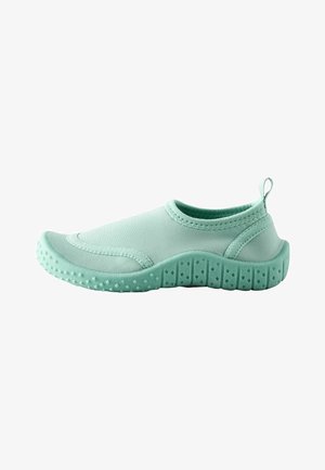 Weicher türkisfarbener Slip-on-Wasserschuh mit strukturiertem Gummisohlenprofil und Zuglasche an der Ferse für einfaches An- und Ausziehen.