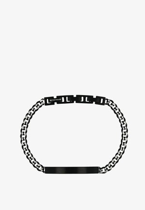 Zwarte metalen kettingarmband met rechthoekige gekoppelde sluiting en blanco platte plaat in het midden, met het merk "Tom Tailor" op de sluiting.