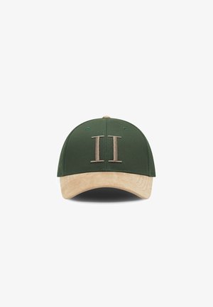 Zöld baseball sapka bézs ívelt brómmal; a frontján világosbarna hímzett "II" található. Az anyag szövetnek tűnik, strukturált dizájn.