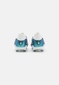 Scarpe da calcio con un design sfumato che va dal blu al teal, tallone bianco stampato, tomaia testurizzata e tacchetti in gomma per la trazione.