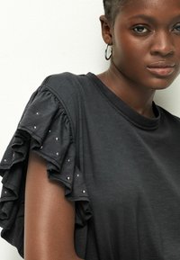 Next SPARKLE STUD RUFFLE SLEEVE- REGULAR FIT - T-shirt med print - charcoal grey