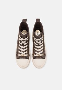 Adidași înalți dintr-un material textil maro cu model, cu șireturi albe, găngi aurii și o talpă din cauciuc crem.