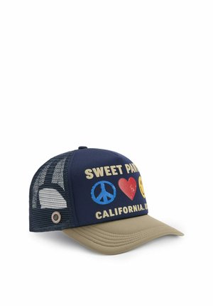Casquette trucker bleu marine et beige avec dos en filet, texte "SWEET PARIS", signe de paix, cœur, visage souriant, et "CALIFORNIA, USA" imprimés sur le devant.