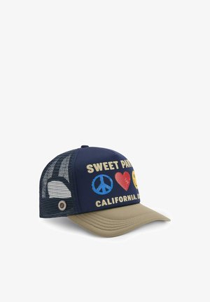 Casquette trucker bleu marine et beige avec dos en filet, texte "SWEET PARIS", signe de paix, cœur, visage souriant, et "CALIFORNIA, USA" imprimés sur le devant.