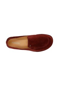 Mocassini in suede rosso con punta arrotondata e dettagli cuciti. Sottopiede in pelle liscia, design minimalista e dettaglio del logo vicino al tallone.