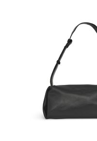 Borsa a tracolla in pelle nera con forma arrotondata, tracolla regolabile singola e texture liscia. Presenta un design minimalista e cuciture sottili.